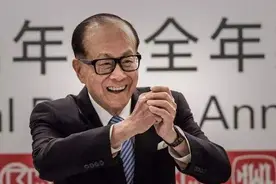 在国内7年套现2000多亿的李嘉诚走了，囤地赚钱成为房地产收割机图片