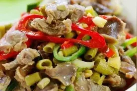 美食分享：酸豆角炒鸡胗，胖干烧肥肠，三杯带鱼的简单做法图片