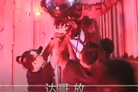 香港初代富二代，接济同班周润发，自甘堕落当“烂泥”，十年翻身图片
