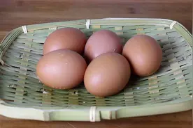 5个鸡蛋，倒进锅里，简单一做，4分钟就出锅，全家都爱吃图片
