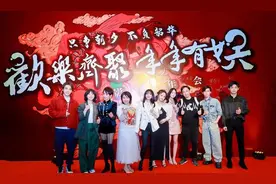 47岁宁静穿丝袜太“野”了，搭超短裤尽显好比例，红唇微张媚众生图片