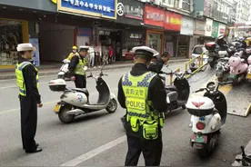 南宁宾阳交警持续开展城区电动车交通秩序整治行动图片