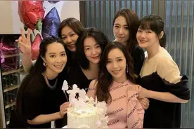 大S小S为侯佩岑庆生！大S剪齐刘海像个初中生，变化太大不敢认图片