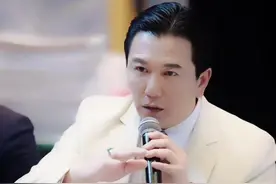 温兆伦直播间人气低，心情郁闷，大吐苦水，遭爱妻捂嘴阻止图片