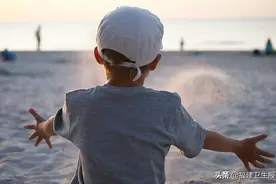 福州一男童上课坐不住，喜欢在地上打滚…医生：这不是调皮，是病图片
