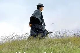 《花落花开》——从自然精神走回自然肉体的孤独女画家图片