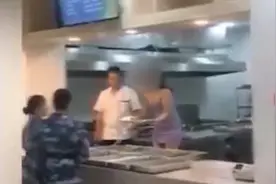 西安一高校食堂窗口现低胸装女子打饭？高校回应来了视频封面