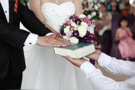 新婚夜妻子猝死，丈夫嫌晦气卖房，搬家掀开床垫，报警抓亲妈图片