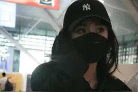 路人在机场偶遇杨幂，无精修下再现“竹竿腿”，戴百元项链超惹眼图片