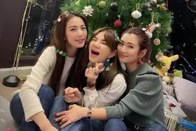 SHE姐妹情深合体过圣诞，三人容颜依旧，任家萱手上伤疤明显图片
