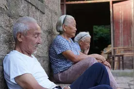 老人白天还好好的，晚上忽然去世，尤其是夜里3~5点，为什么？图片