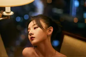 宋祖儿暗夜氛围感大片曝光，黑裙红唇大秀迷人锁骨图片