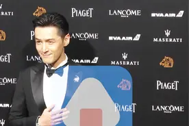 “逍遥哥哥”胡歌笔挺西装魅力现身金马红毯 引粉丝尖叫声不断视频封面