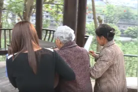 87岁老母亲拿着拆迁款，给2个儿子分完钱后，4个子女究竟谁养她？图片