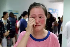 5岁女儿独睡2米大床，却总说"很挤"，宝妈看完监控后忍不住泪目图片