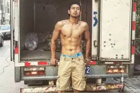 中外小哥哥腹肌比拼图片
