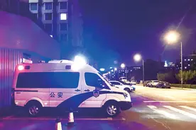 擦亮我市夜治安巡逻防控“名片”图片