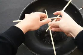 妙招来源于生活，看三年级小朋友用三根筷子能承受几本书的重量？图片
