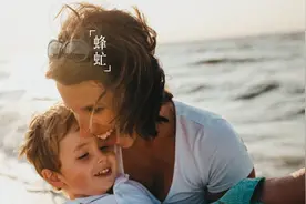 “儿子被确诊，90岁母亲守在病床前”：所谓的爱，就是长久的守护图片