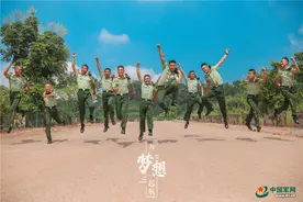 为梦想起航，老兵拍摄创意“毕业照”纪念军旅青春图片