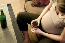 喝红酒的女人，只要你愿意，有一些深渊，终能挣脱图片