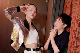吴青峰晒与张韶涵聚会照，吐槽其出门吃饭也穿很时尚图片