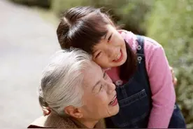 为啥老人身上有一股怪味？建议60岁后，远离4个习惯，或老了没味图片