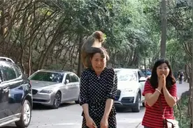 欺客，抢食！猕猴又“顽皮”了 森林公园：野猴迁徙而来，游客要注意安全距离图片