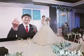 婚礼现场新郎缺席，新娘一个人哭着办完婚礼图片