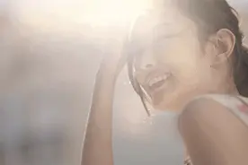 夏季太阳毒 头发泛黄干枯 脱发的人一定要注意3点图片