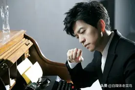 音乐诗人李健，对全世界高冷只对一人卖萌，让大家好生羡慕图片