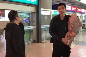 女排功勋助教回家，数月未见的美女妻子车站接风，未来或接班郎平图片