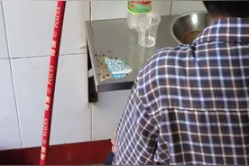 南宁地洞口路，又见早餐边吃粉边喝酒的大叔图片