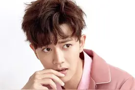 年轻一代男明星粉色系造型盘点～谁才是你心中那个温柔可爱的男孩图片