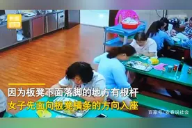 哭笑不得！广东一女子食堂吃饭，刚落座桌子就翘起来，一口没吃上图片