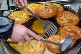 西安特色小吃，每天限量卖800个，古法美食四口大锅同时煎图片