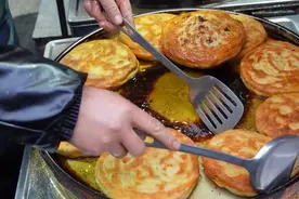西安特色小吃，每天限量卖800个，古法美食四口大锅同时煎图片