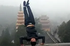 汝州一小伙雪天景区玩倒立失误滚下护坡墙，称不再喝酒了！图片