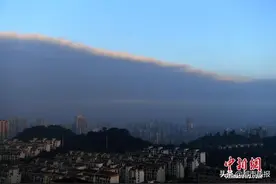 重庆上空现“阴阳天”景象 天空被一分为二图片