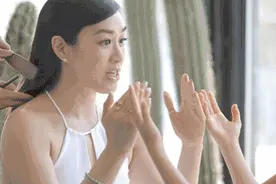 钟丽缇终于“扮嫩”成功，粉色棒球服扎马尾减龄时尚，哪像50岁图片