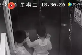 惊了！两男童扒停电梯后被卡电梯井，一人仅靠头部支撑图片