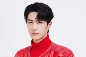 央视春晚造型：王一博中国红棒球外套，张艺兴水墨古风大片图片