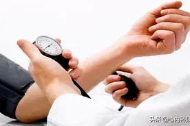 54岁男子血压在145/95，属于高血压吗？图片