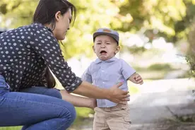 孩子明明会走路一出门就要抱，了解原因后，妈妈还会拒绝吗图片