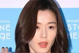 全智贤终于开窍了，穿衬衣连解三颗扣，网友：这身材逼死多少人图片