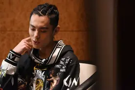 王鹤棣脏辫造型现身，少年感和个性都恰到好处图片