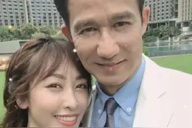 61岁李子雄与小23岁娇妻牵手亲吻秀恩爱，直言女方嫁给他是图他帅图片