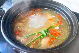 炖老鸭汤，别着急焯水，掌握3个小技巧，鸭汤清香可口，清润滋补图片
