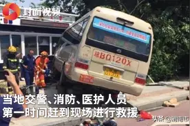 突发！三亚一公交车失控撞绿化带 两人卷入车底市民抬车救人图片