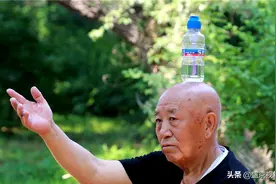 厉害！沈阳练功大爷头上有“水瓶”图片
